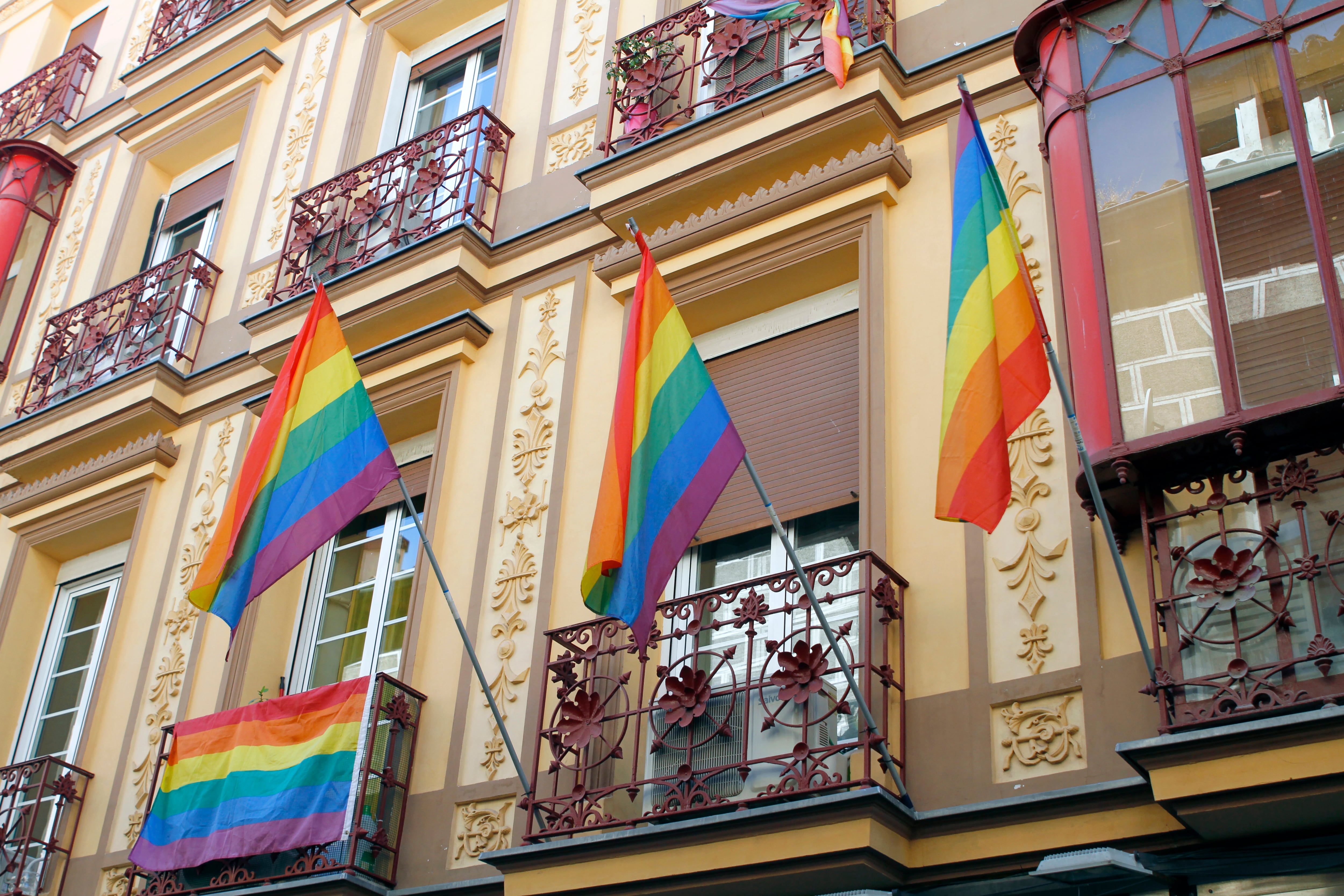 Balcones con banderas LGTBI.