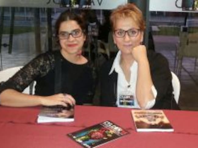 Cristina Bermejo (izda.), en la presentación de su primer libro publicado, "Dama de la Noche", junto a otra escritora de la editorial.
