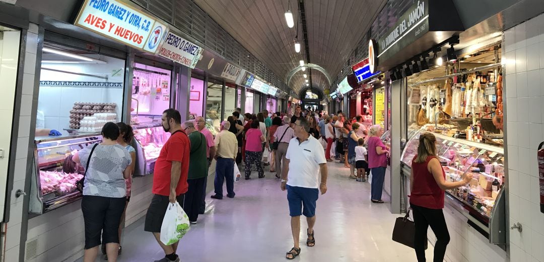 Personas comprando en una de las galerías del Mercado de San Francisco.