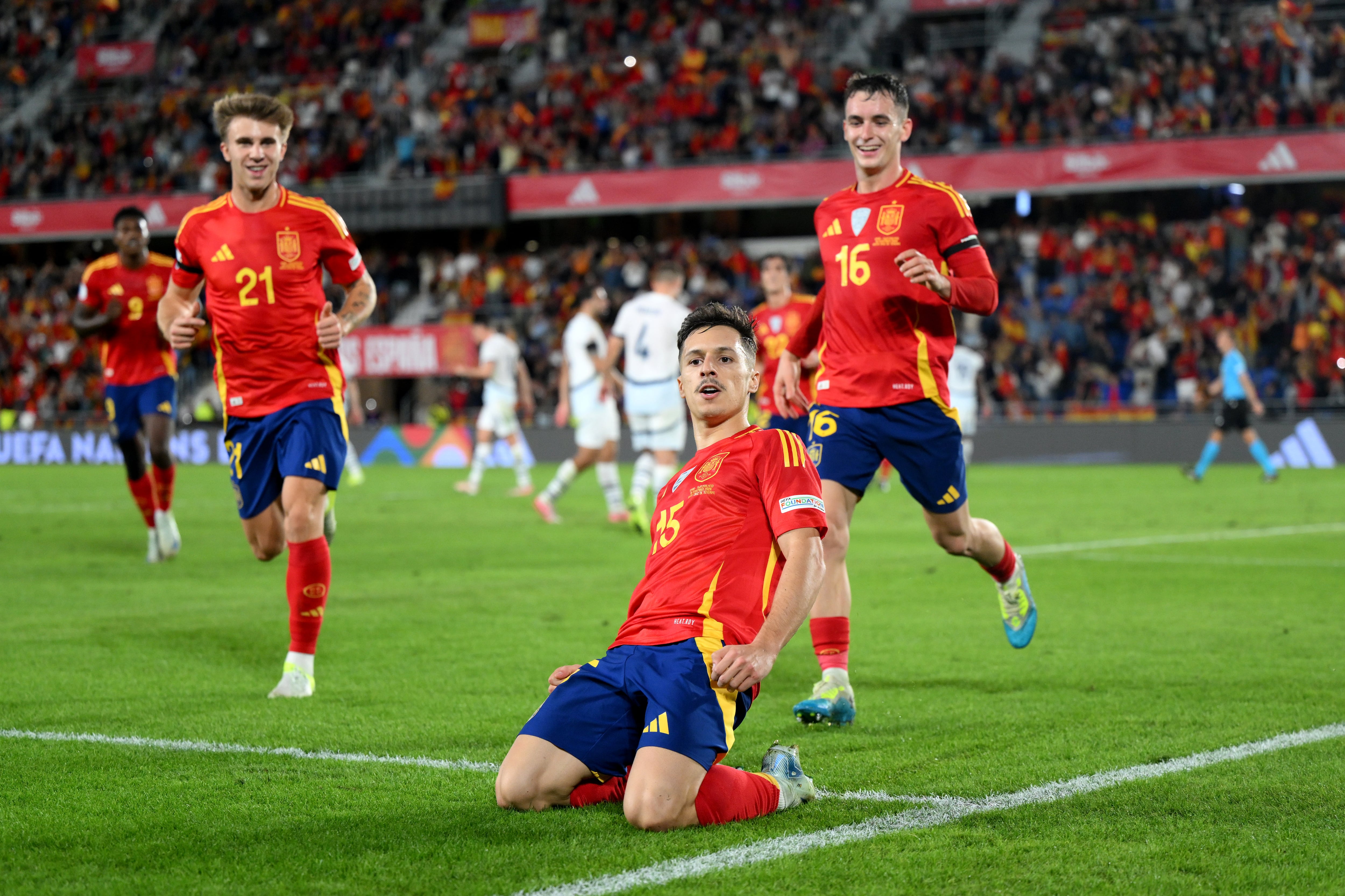 Bryan Zaragoza celebra su gol de penalti ante Suiza