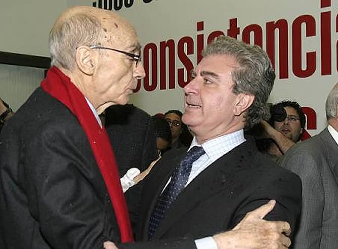 El ministro de Cultura, César Antonio Molina, acompañó al escritor durante el acto