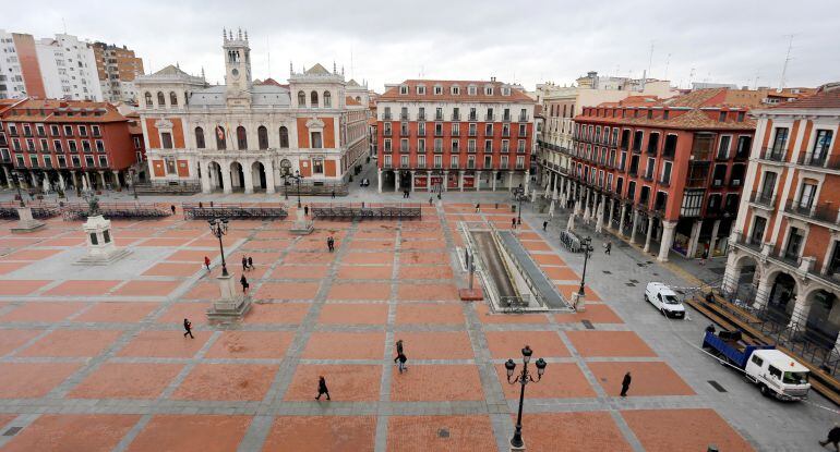 Vista general de la Plaza Mayor con uno de los accesos al aparcamiento