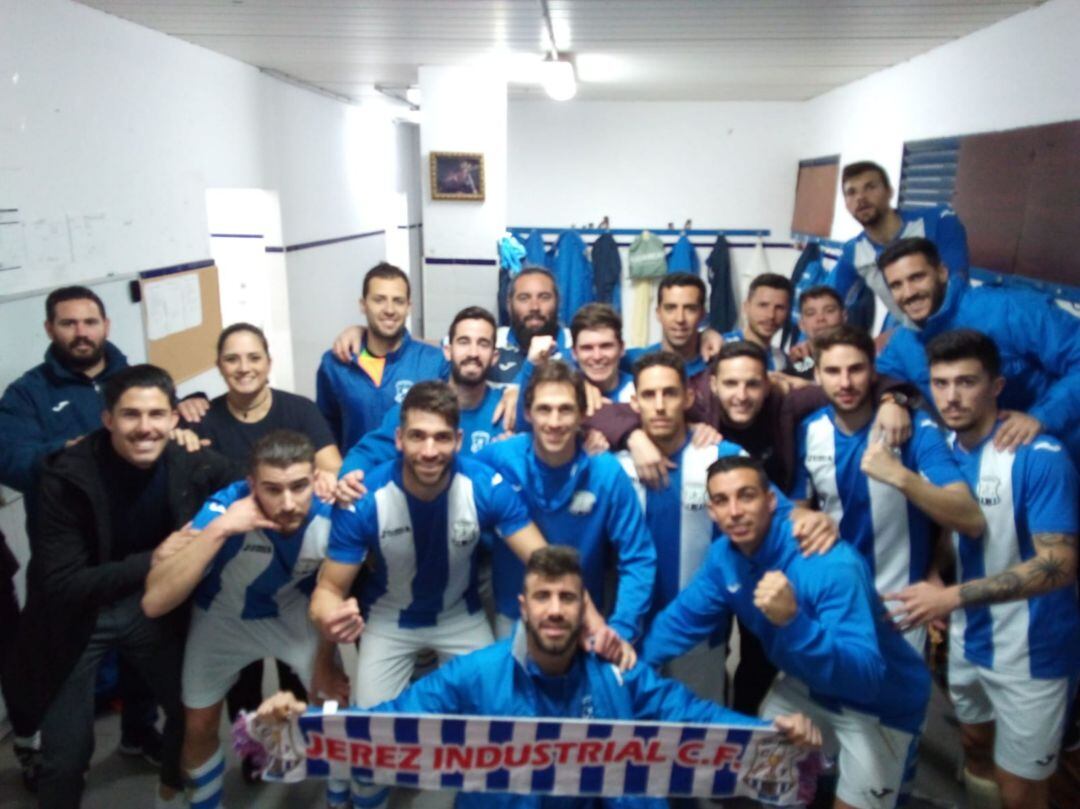 Los jugadores del Jerez Industrial celebran la victoria ante el Bazán 