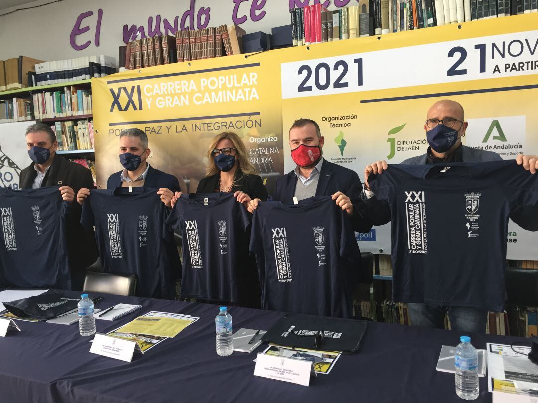 Autoridades en el acto de presentación de la prueba. Ángel Vera, Diputado; Antonio Sutil Delegado de educación. Pilar Abelanda, directora del centro, Carlos Alberca, Concejal y Antonio López profesor y organizador.