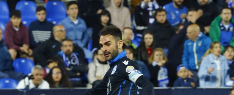  El delantero del Deportivo Adrián López  intenta superar al portero del Leganés &quot;Pichu&quot; Cuellar en partido de la trigésima cuarta jornada de liga que se disputa esta noche en el estadio de Butarque. 