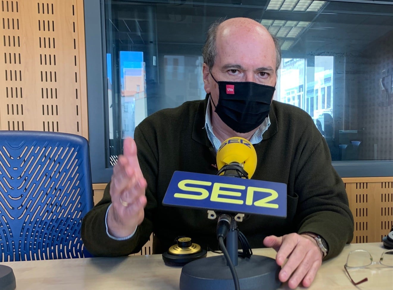 El candidato a rector de la Universidad de Valladolid, José Ramón González, en los estudios de la SER