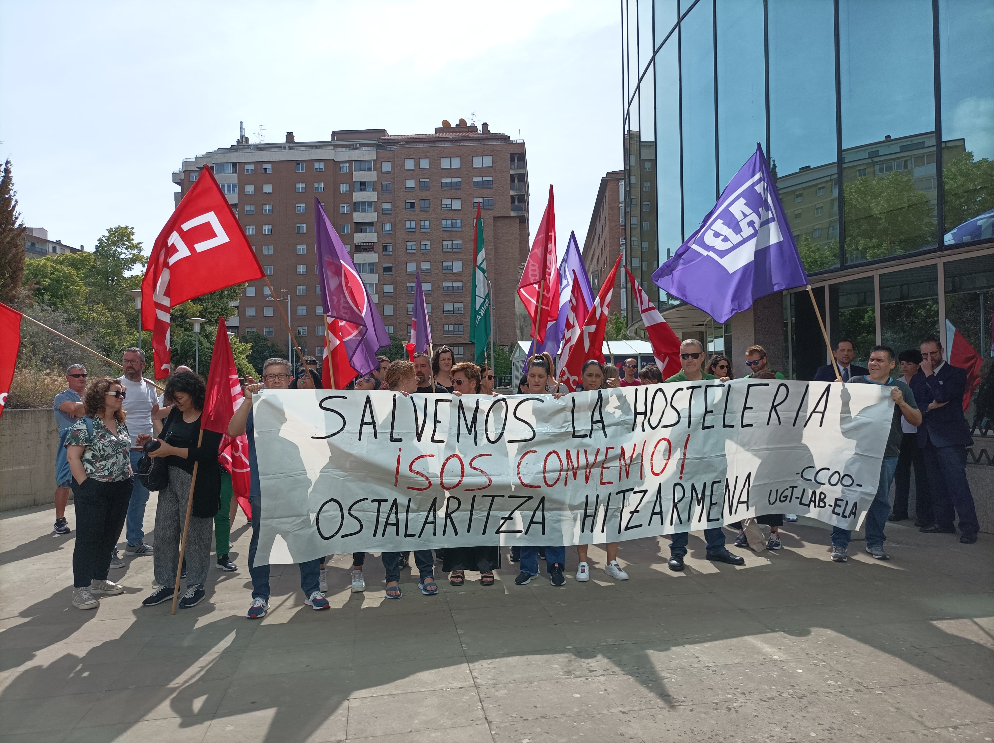 UGT, LAB, ELA y CCOO exigen que se avance en la negociación del convenio de hostelería en Navarra