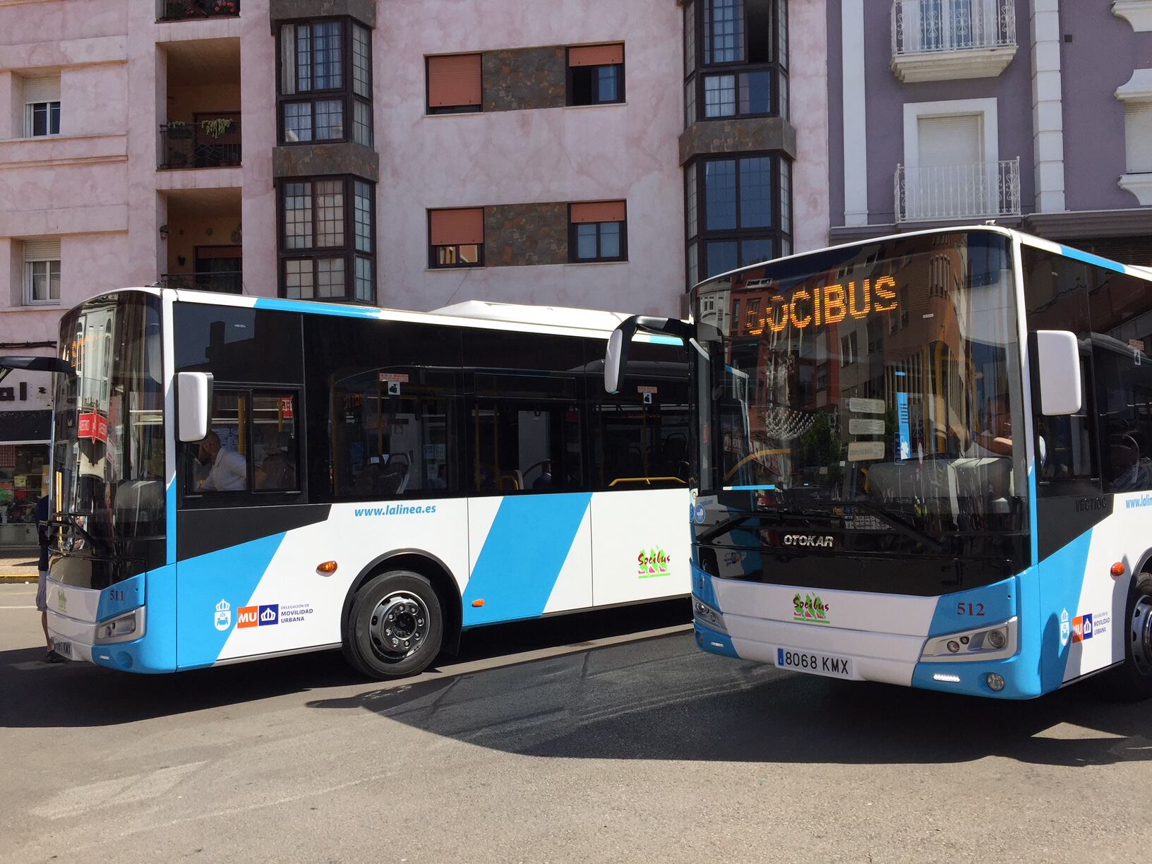 Dos autobuses de La Línea.