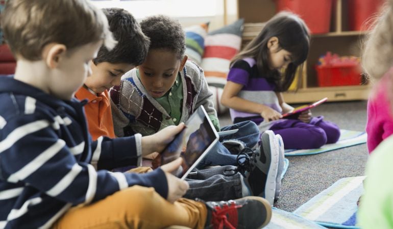 Varios niños utilizando unas tabletas.