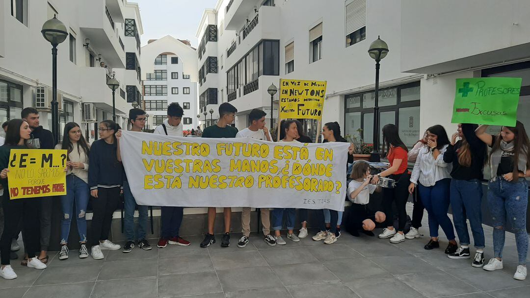 Alumnos de 2º de Bachillerato del IES Tías concentrados ante la Dirección Insular de Educación en Arrecife.