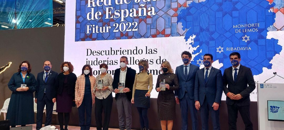 Enrique Cabaleiro, alcalde de Tui (centro), en la presentación de la guía conjunta del municipio junto a Ribadavia y Monforte de Lemos.