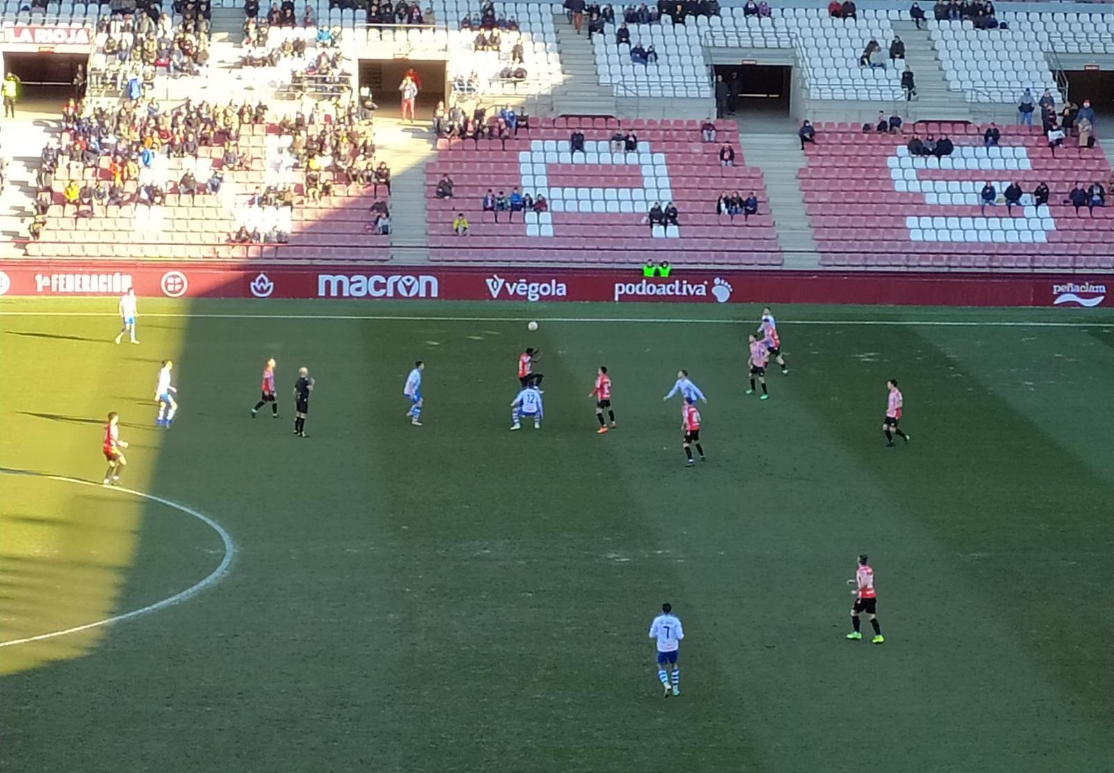 Instantes del partido entre el UD Logroñés y el CD Alcoyano en Las Gaunas