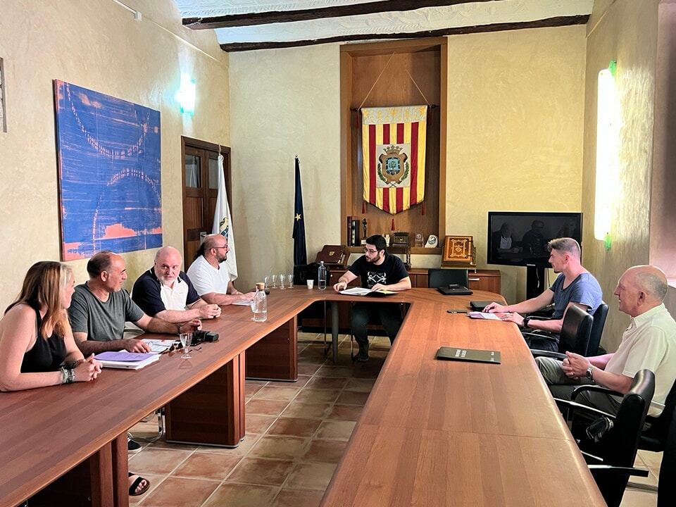Una imatge d'una reunió entre Albaida i la Plataforma en Defensa del Territori de La Vall d'Albaida