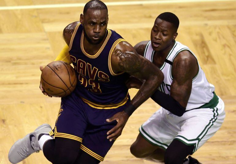 Lebron busca una finta para entrar a canasta frente a Boston