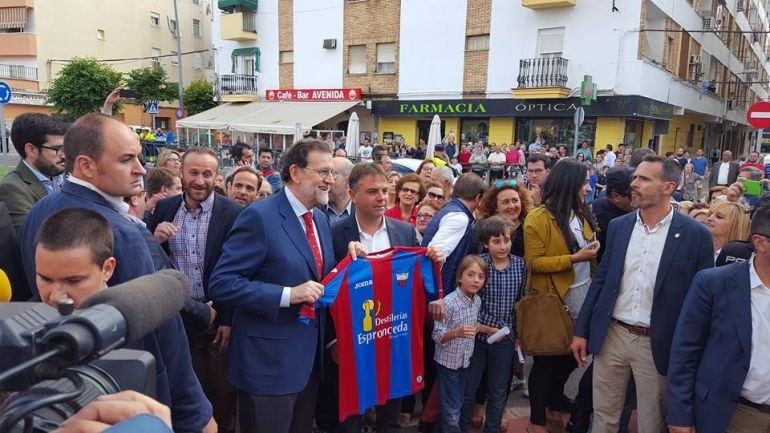 Mariano Rajoy de paseo por la ciudad de Almendralejo