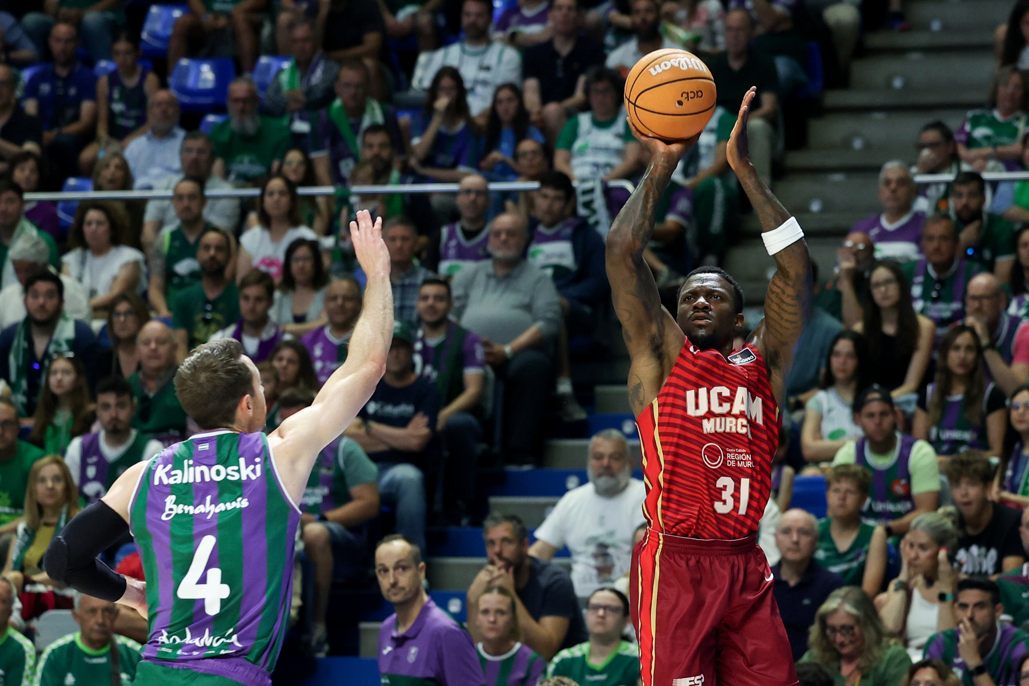 Ennis tirando a canasta