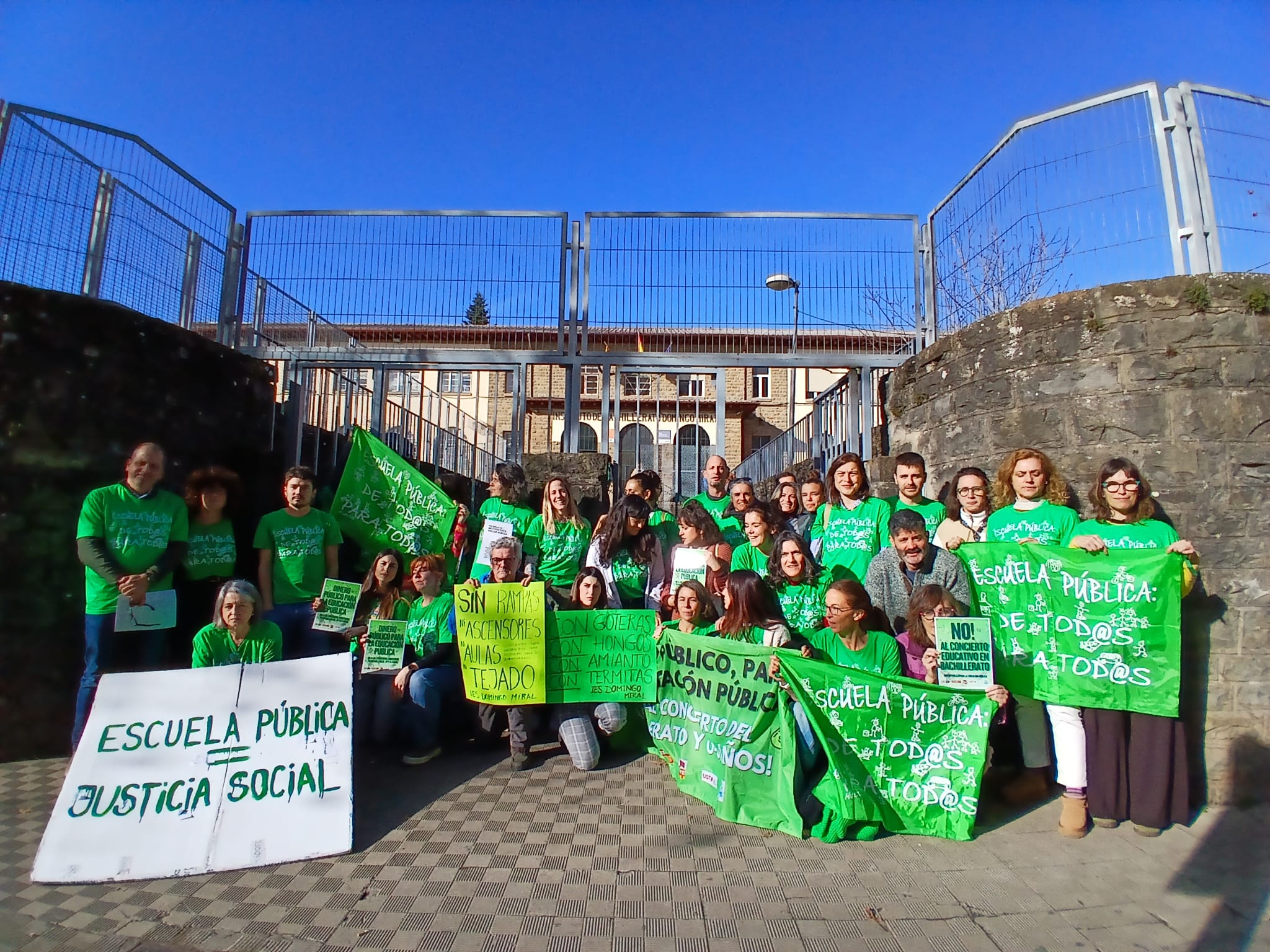Docentes y personas relacionadas con el centro se concentraban este miércoles para pedir inversiones