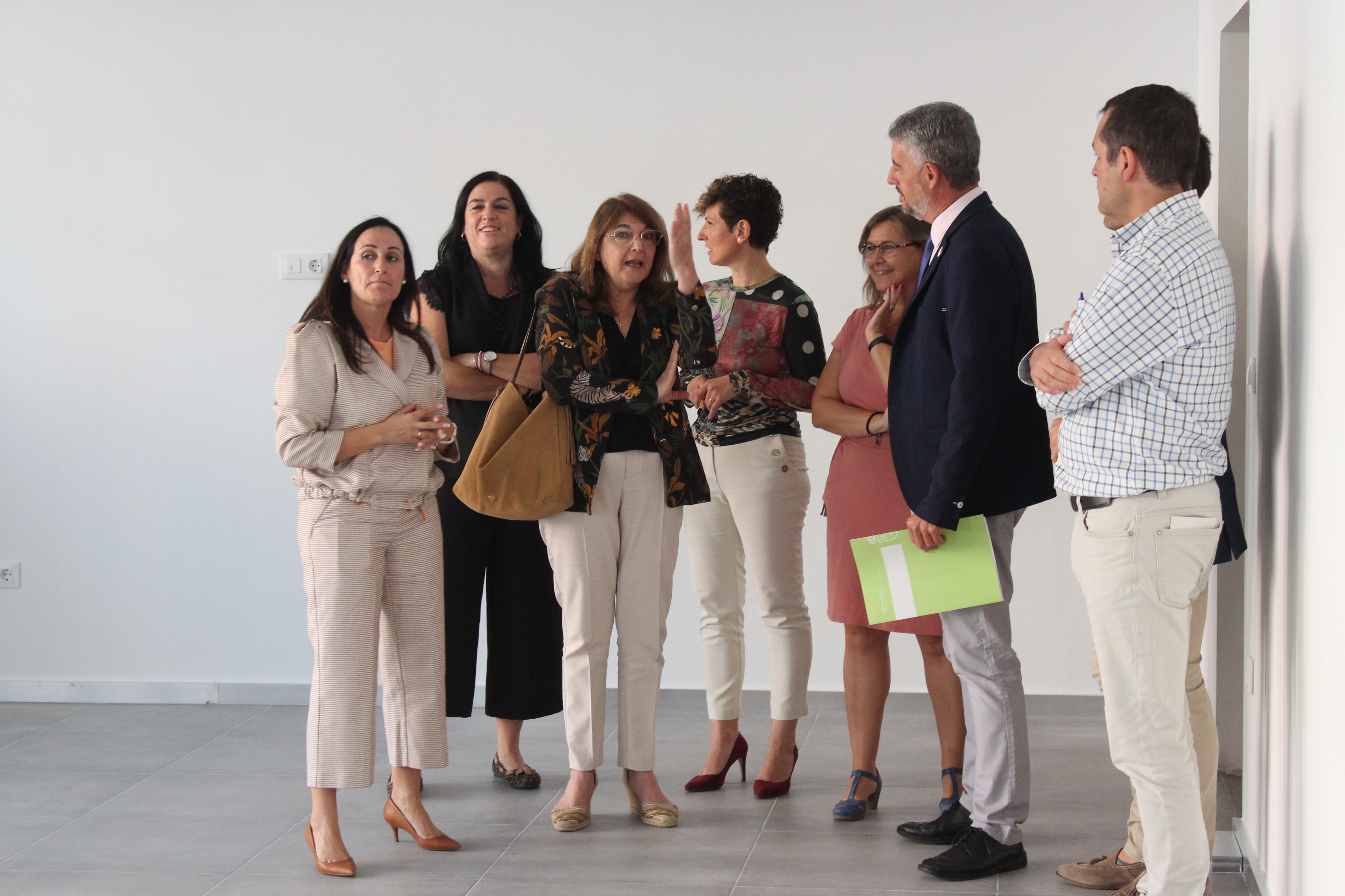 La consejera de Educación, María Isabel Campuzano, junto con la alcaldesa de Yecla, Remedios Lajara, y el director general de Centros Educativos e Infraestructuras