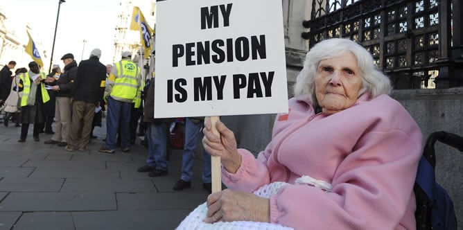 Una anciana protesta contra los recortes en las pensiones frente al parlamento británico en Londres