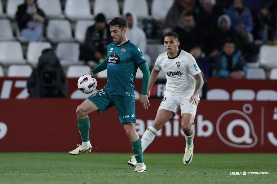 Iker Losada controla el esférico en una jugada del Albacete-Racing en el Carlos Belmonte (foto: LaLiga Hypermotion)