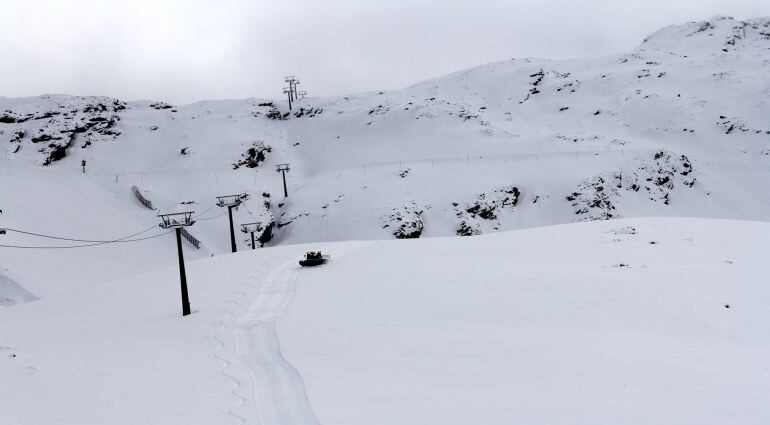 Una maquina trabaja en la zona de la Laguna de las Yeguas, en Sierra Nevada