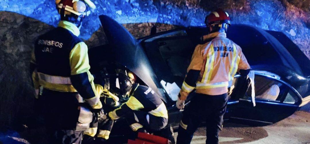 Accidente de un vehículo atendido por los Bomberos de Jaén.