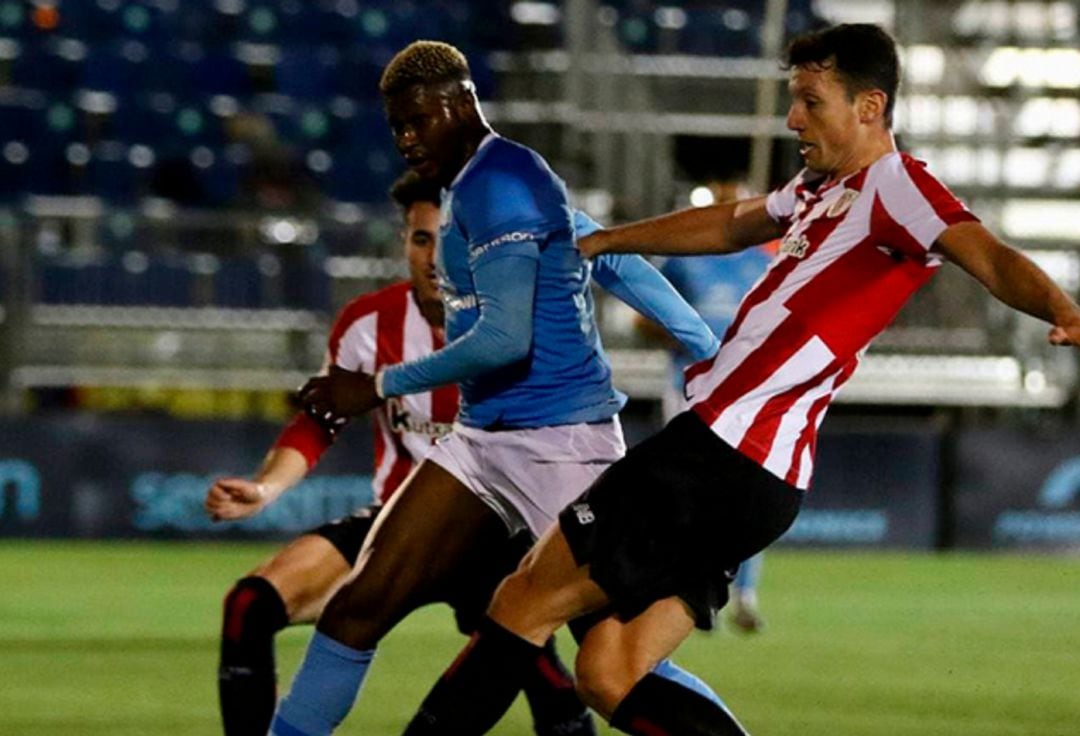 Sibo pugnando con dos jugadores del Athletic