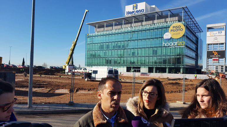 Daniel Jiménez frente a la obra del Supermercado