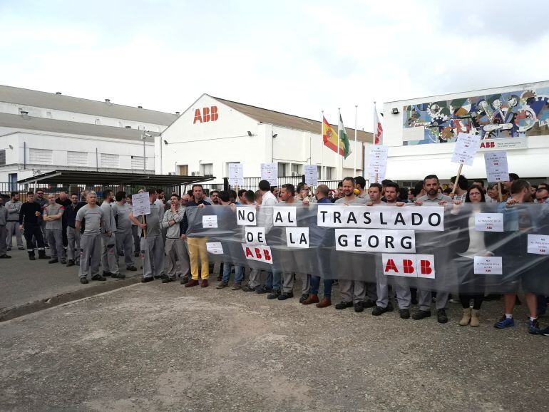 Los trabajadores protestan en la puerta de la fábrica cordobesa de ABB