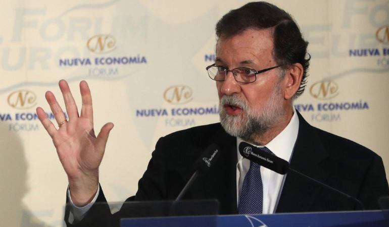 El presidente del Gobierno, Mariano Rajoy, durante su intervención en la presentacion de la presidenta regional, Cristina Cifuentes, en un desayuno informativo en un hotel de Madrid.