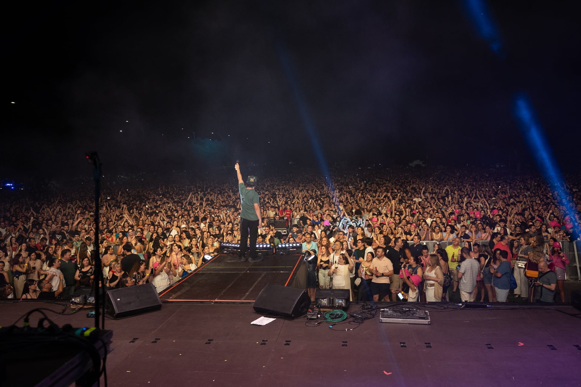 Óscar Martínez animando al público en LOS40 Summer Live Ciudad Real 2024