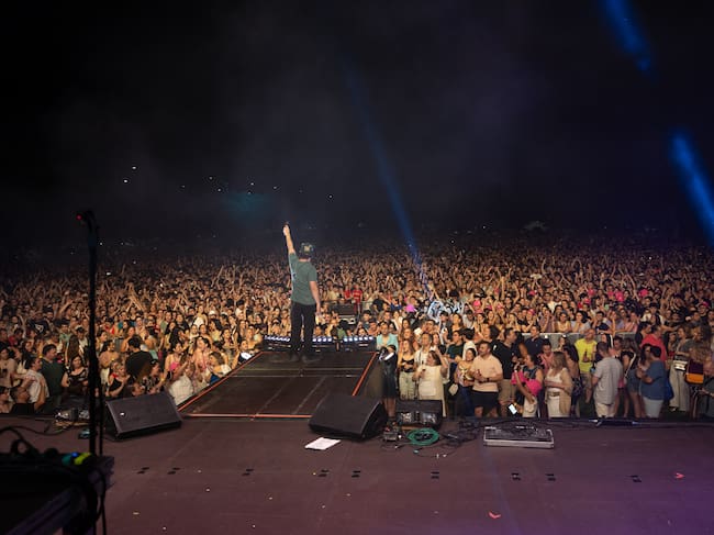 Óscar Martínez animando al público en LOS40 Summer Live Ciudad Real 2024