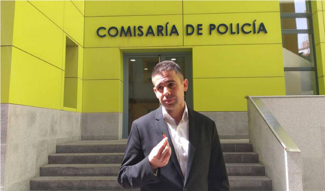 Leonardo Pérez, el pasado mes de abril, sujetando el &#039;pen drive&#039; con el informe pericial en el que se recogen presuntas irregularidades en las primarias de Ciudadanos en la Región de Murcia, antes de denunciar en comisaría