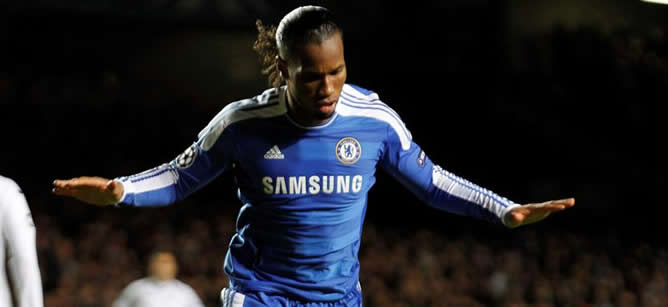 El marfileño Didier Drogba celebra su primer gol