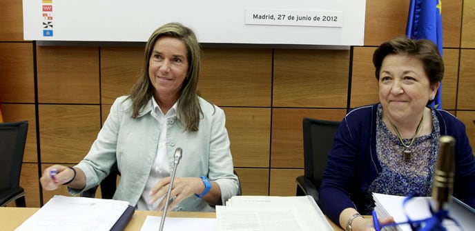 La ministra de Sanidad, Ana Mato, y la secretaria general de Sanidad, Pilar Farjas, durante la celebración del Consejo Interterritorial de Salud