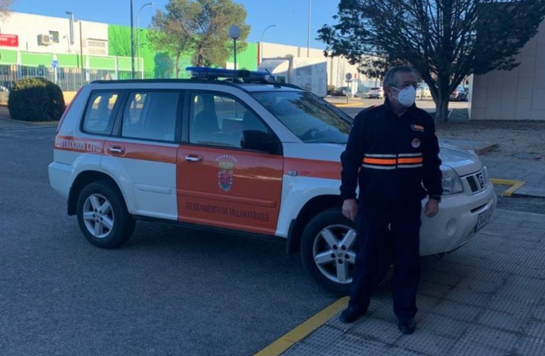 Imagen de Paco Cabezas, durante una de las recogidas de las vacunas contra la COVID-19 en el Hospital de Valdepeñas 