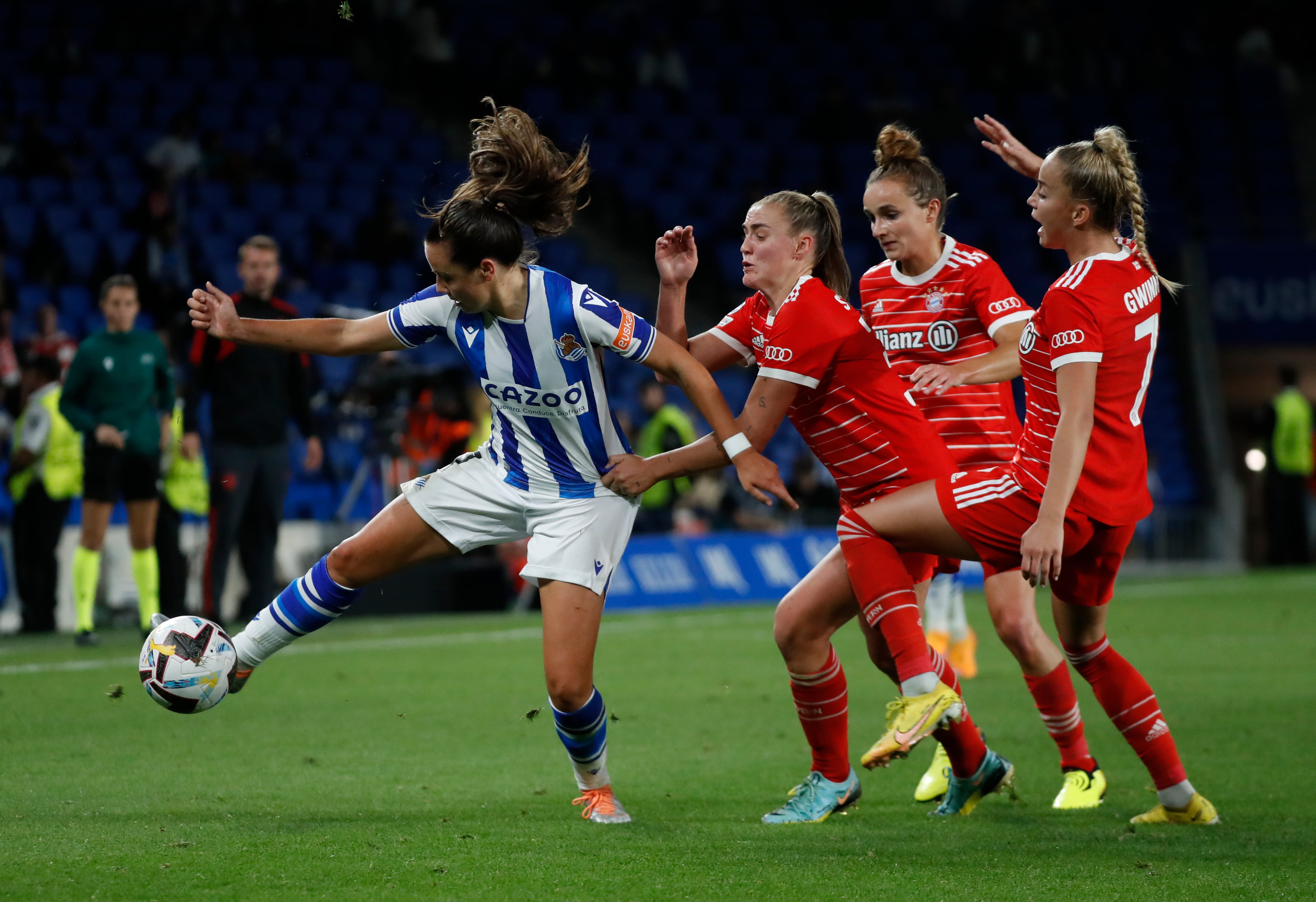 SAN SEBASTIÁN (ESPAÑA), 20/09/2022.- La delantera de la Real Sociedad, Amaiur Sarriegi (i), disputa un balón con Georgia Stanway (c), delantera inglesa del Bayern, durante el encuentro de Liga de Campeones entre los equipos femeninos de la Real Sociedad y el FC Bayern de Múnich, este martes en el estadio Reale Arena de San Sebastián. EFE/Javier Etxezarreta
