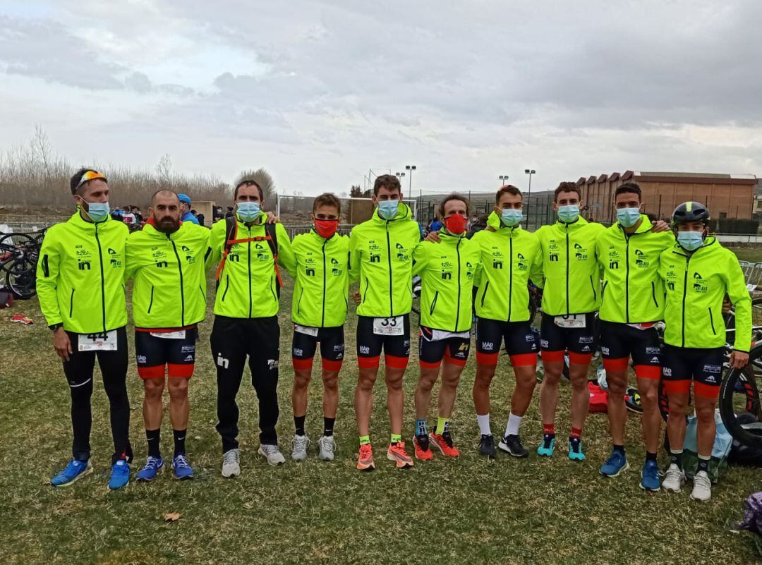 Equipo masculino del Triatlón Soriano en Berlanga de Duero.