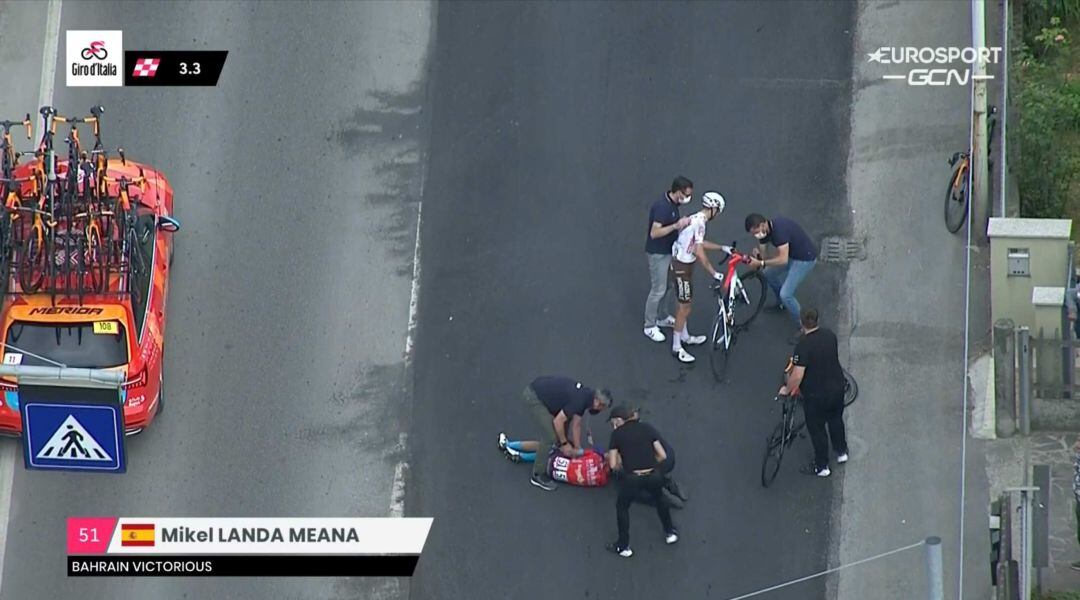 Mikel Landa, en el suelo tras la caída que ha sufrido en la quinta etapa del Giro.