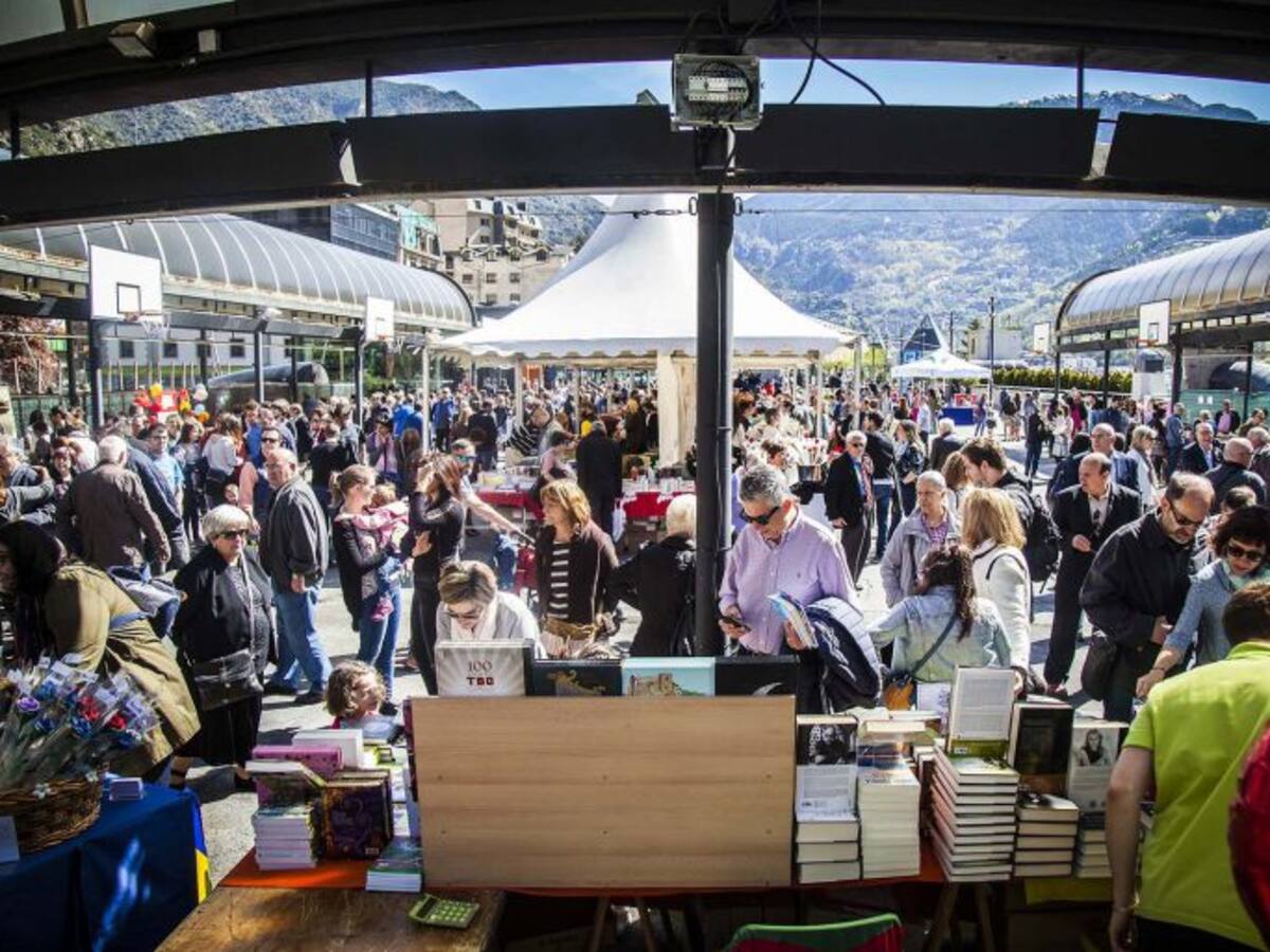 Dia de Sant Jordi amb bones previsions pels autors locals