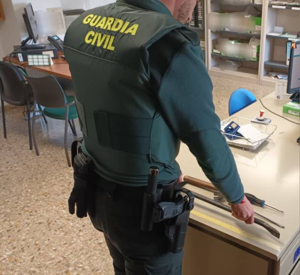 Agente de la Guardia Civil con materiales de robo en el medio rural