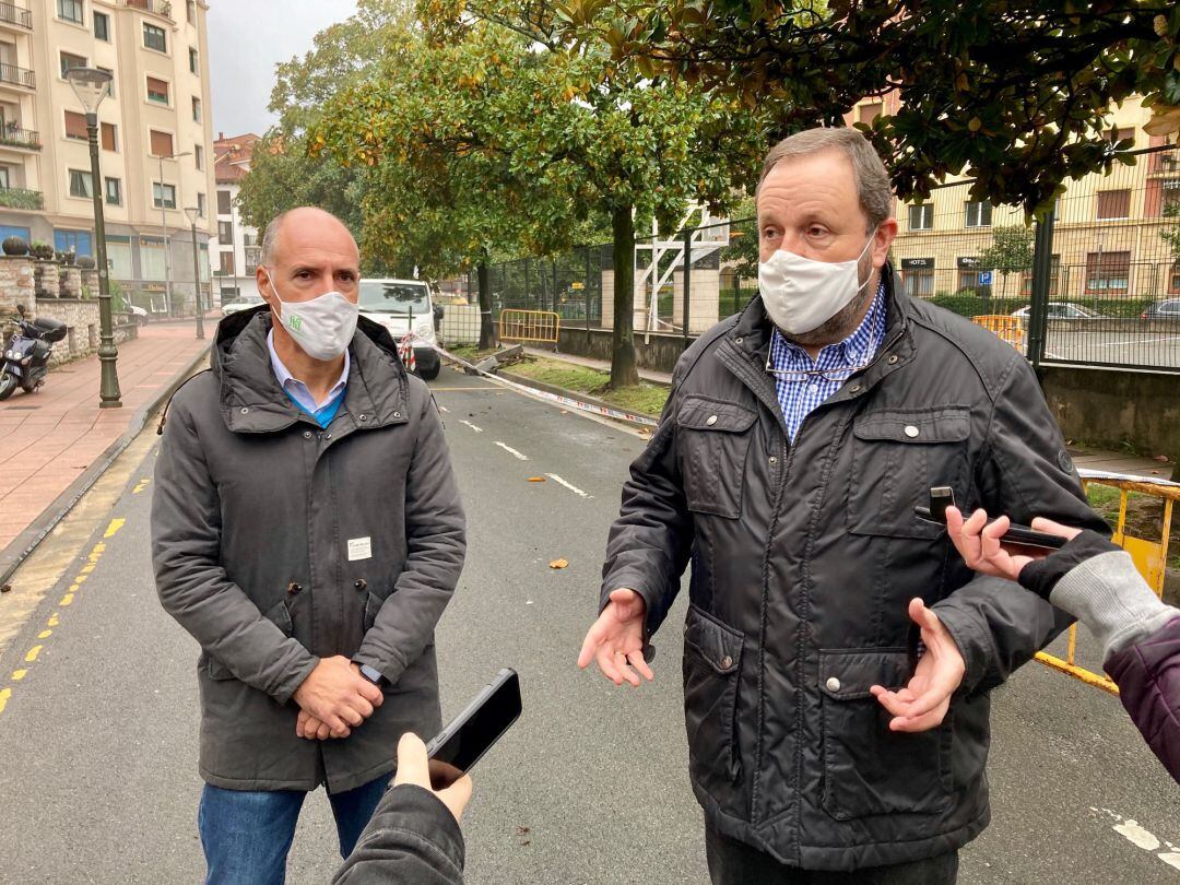 El concejal de Educación y Medio Ambiente, Juan Luis Silanes junto a Txomin Sagarzazu, alcalde de Hondarribia.