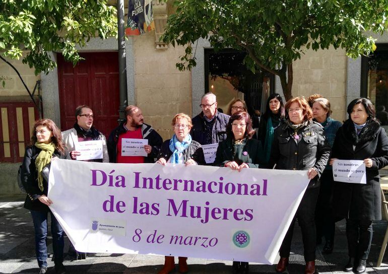 Imagen de la concenctración de este miércoles a las puertas del Ayuntamiento de Jerez