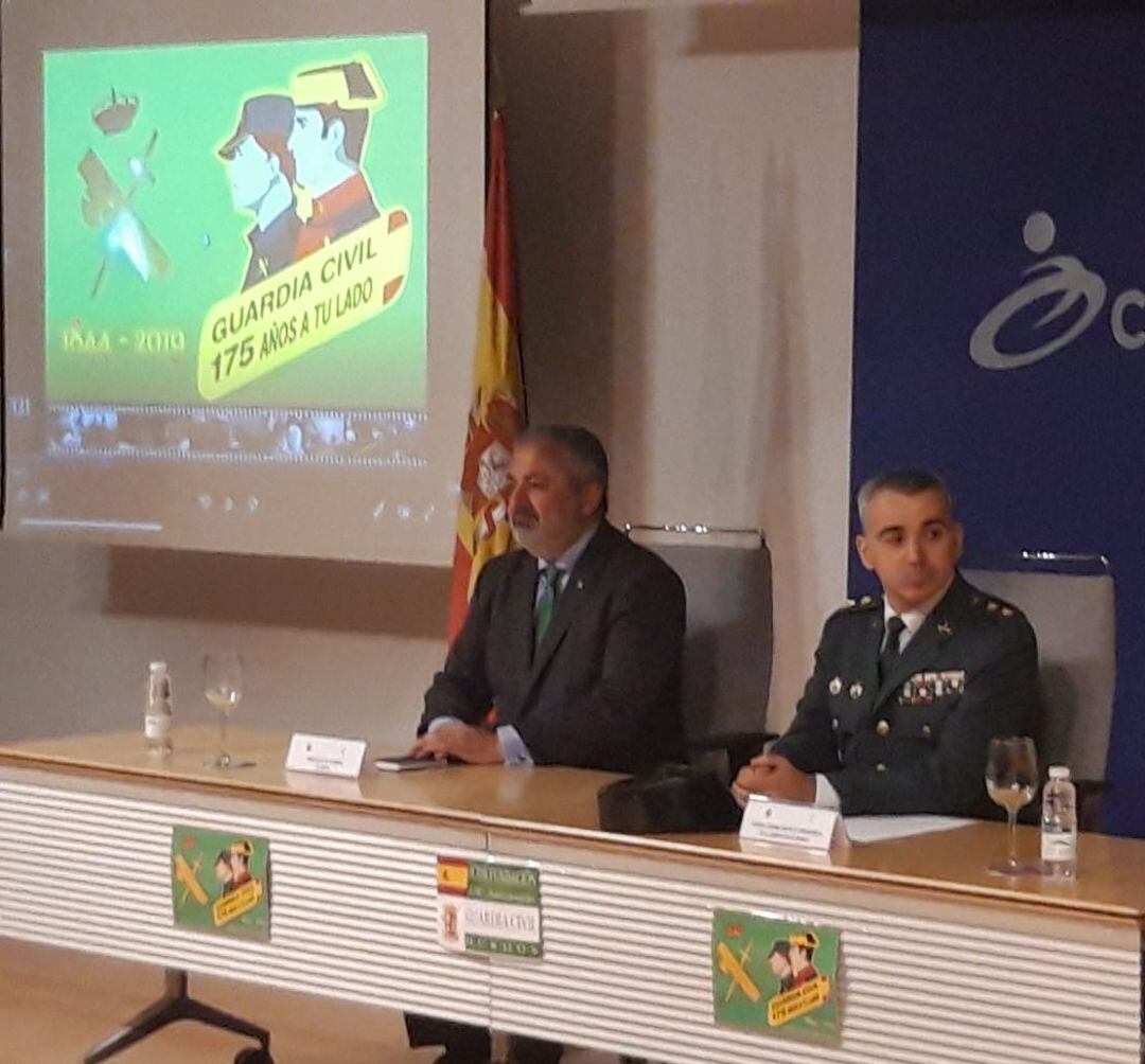 El Subdelegado del gobierno, Pedro de la Fuente (izda) junto al Jefe de la Comandancia de la Guardia Civil, Alfonso Martín, en el acto del 175 aniversario del Cuerpo
