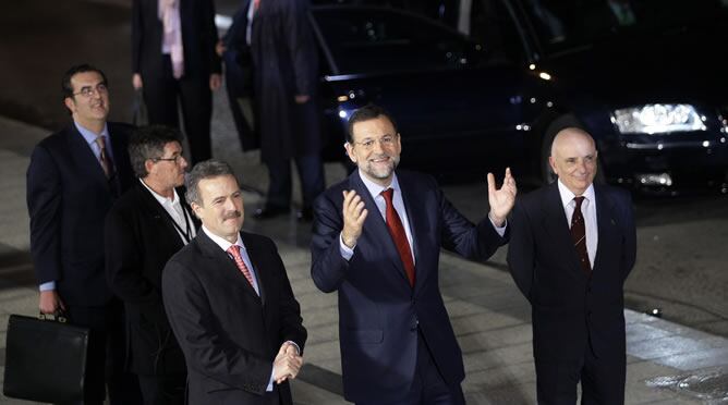 Rajoy, a la salida del debate saluda a los medios de comunicación.