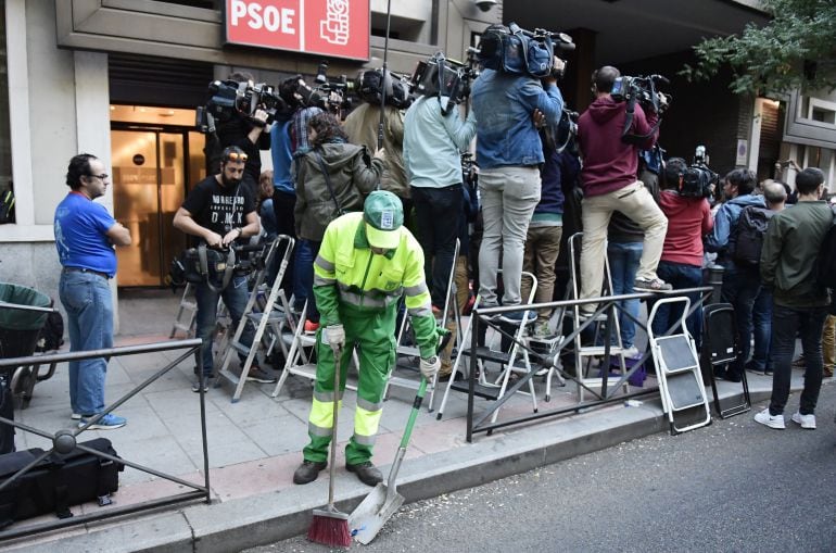 Expectación mediática a las puertas de Ferraz.