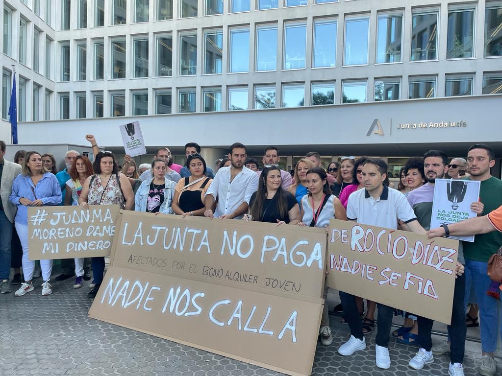 Protesta de los jóvenes afectados por el retraso del bono del alquiler en la Consejería de Fomento de Sevilla.