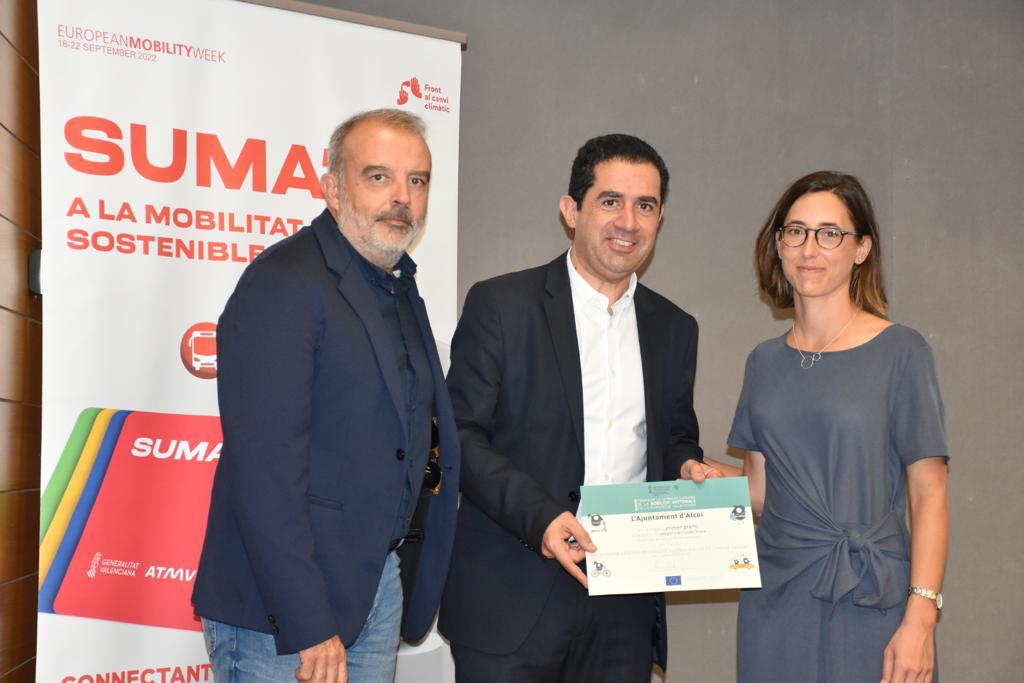 Roser Obrer, directora general de Movilidad, entrega el premio para Alcoy a Toni Francés y Jordi Martínez.