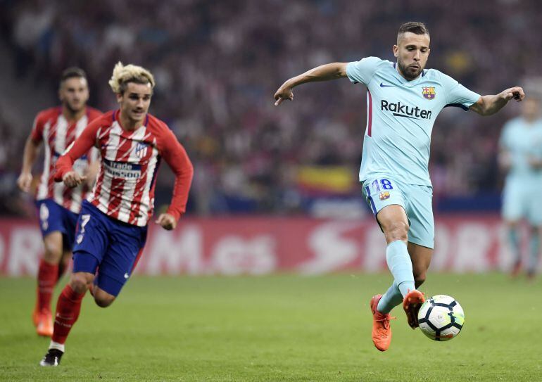 Griezmann y Jordi Alba en el partido de Liga en el Wanda Metropolitano. 