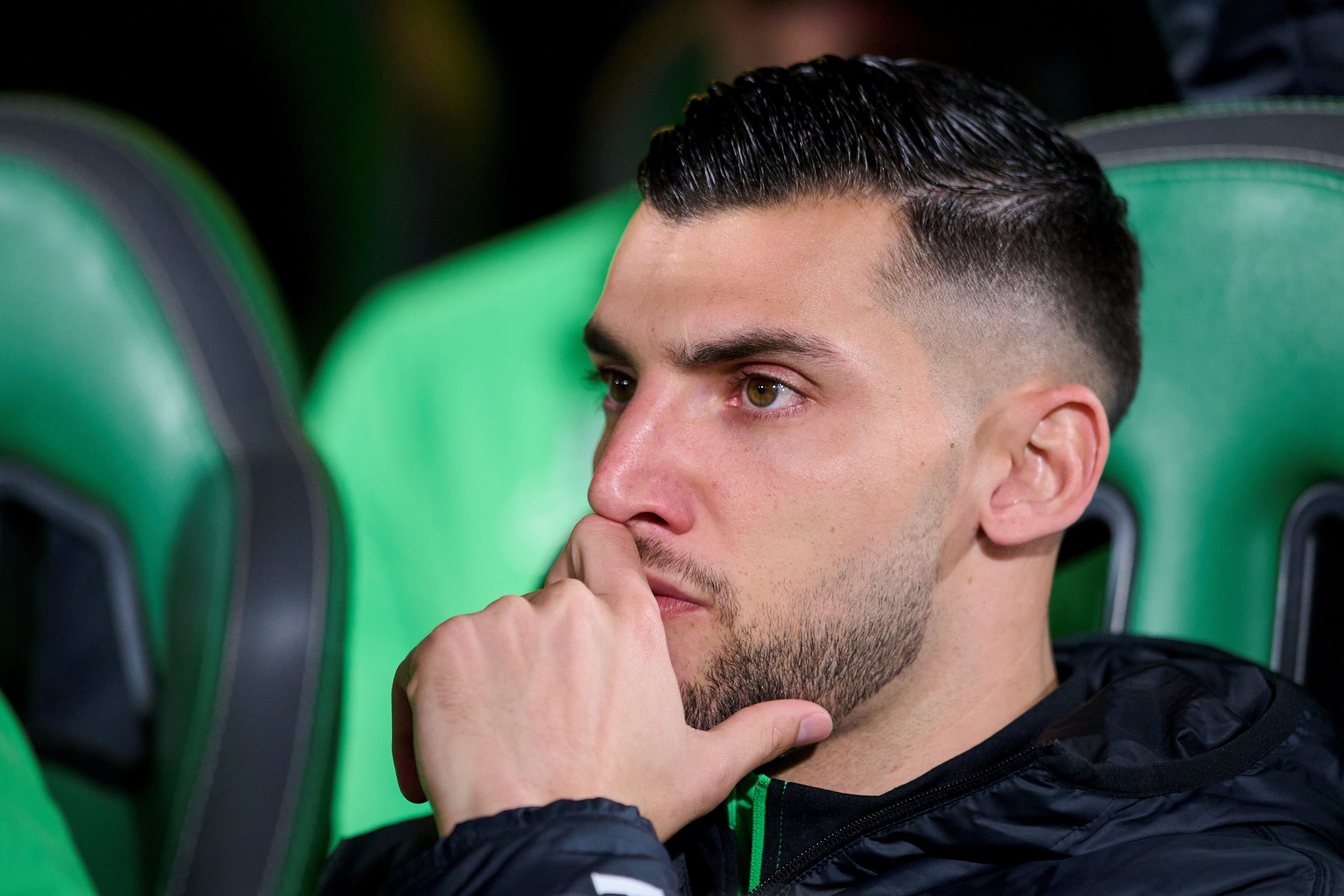 Rafa Mir en el banquillo durante un partido de liga